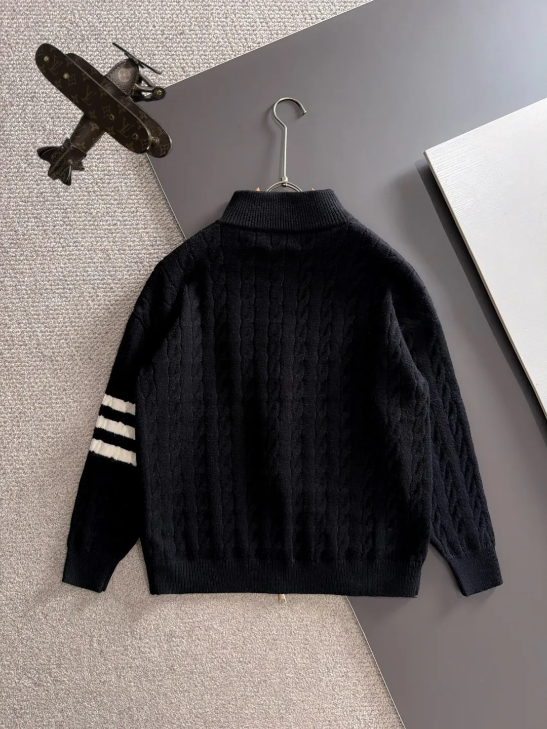 Next day shipment P225 Balenciaga 2026 Autumn and Winter latest sweater from official website, now on sale at counters simultaneously Hot Sale! Specially made of wool blended fabric. It feels comfortable and can be directly in contact with the skin. The logo badge is exquisitely embroidered, which is extremely eye-catching! The details highlight the fashionable charm of big brands. Exquisite workmanship. Three-dimensional cutting style. The wearing effect is invincible and handsome! All three standards are complete! Sizes:M-3XL